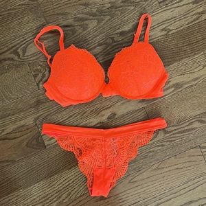 La Senza.   Pantie M.  Bra 34D  Very sexy lingerie. Excellent condition.